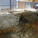 00552 Kulturschicht aus die Stadtgründungsphase über der natürlich anstehenden Lehmschicht in einer tiefen Baugrube in Sanok (2012)