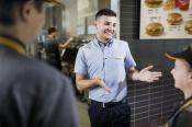 McDonald’s kusi studentów umową o pracę i elastycznymi godzinami